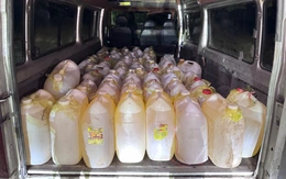 Xe tải chở kín sàn 50 can xăng, chuẩn bị tuồn qua biên giới