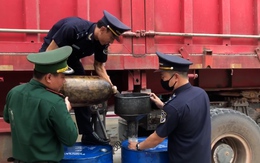 Phát hiện tài xế chế thùng sắt dưới rơ moóc để chuyển lậu dầu từ Việt Nam sang Lào