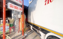 Xe tải mất thắng tông sập tường nhà dân trên quốc lộ 60