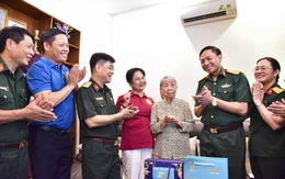 Ban Vì sự tiến bộ của phụ nữ Bộ Quốc phòng thăm, tặng quà các Mẹ Việt Nam anh hùng tại TP.HCM