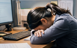 Nhân viên 'bá đạo' ngủ 5 tiếng trong giờ làm, ăn luôn kẹo của sếp