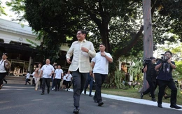 Tổng thống Philippines bật nhảy, chạy bộ trước truyền thông để bác tin đồn về sức khỏe