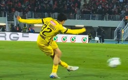 Siêu phẩm vắt chéo chân ngoài vòng cấm khiến thủ môn bó tay