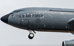 Vì sao thân máy bay tiếp dầu ở Trung Đông của Mỹ lại đầy... 'mụn'?