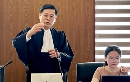 Áo choàng luật sư: Dải trắng như lưỡi thẳng, đai vai áo là biểu tượng gánh nặng công lý?