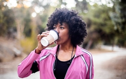 Uống cà phê trước khi tập luyện: Lợi hay hại?
