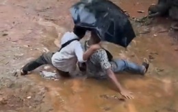 Hai thanh niên ngã dập mông vì đoạn đường trơn trượt
