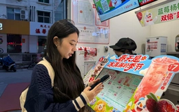 Du học, du lịch, buôn bán xuyên biên giới: Bỏ dần thói quen xài tiền mặt