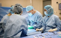 ‘Phù thủy phẫu thuật bàn tay’ trở lại Việt Nam