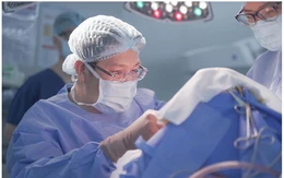 Cứu khỏi ám ảnh kính cắm khắp sọ cho bệnh nhân ngoại quốc