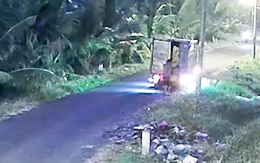 Camera quay cảnh xe tải đổ rác sai quy định ở xã Bình Chánh, tài xế bị phạt 3,5 triệu đồng