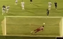 Thủ môn bị đồng đội sút tung lưới