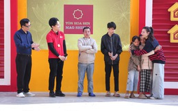 Hai cô bé vui mừng ôm bảng thưởng chạy khắp sân khấu để khoe với khán giả