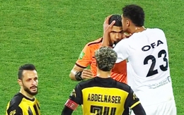 Cầu thủ Ai Cập ăn mừng bàn thắng bằng cách ôm hôn… trọng tài