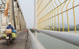 Lắp lưới thép cao 2,5m ở cầu Bến Thủy để ngăn người nhảy cầu