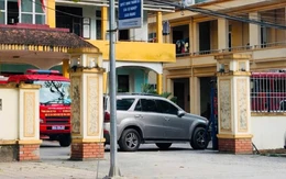 Tài xế đỗ ô tô Mercedes chắn ngang cổng trụ sở cảnh sát giao thông cả buổi chiều