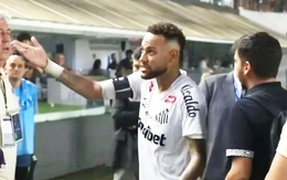 Bị la ó, Neymar quay sang ‘bật’ luôn CĐV nhà