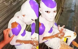 Bị mắc kẹt trong.... sơn sau khi hóa thân thành Frieza đại đế