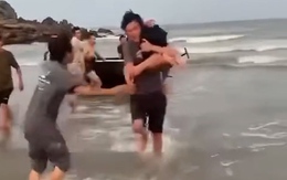 Video cứu sống hai anh em bị cuốn ra xa bờ trong lúc tắm biển Cửa Lò