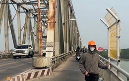 Lắp lưới thép cao 2,5m để ngăn người nhảy cầu Bến Thủy bắc qua sông Lam