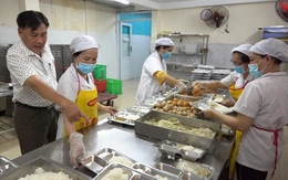 Lo ngộ độc thực phẩm, TP.HCM làm gì để siết chuỗi cung ứng suất ăn trường học?