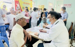 Hơn 100 bệnh viện ở TP.HCM về trạm y tế khám sức khỏe miễn phí, người dân hào hứng xếp hàng từ sớm