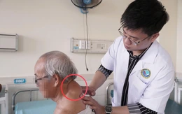 Phẫu thuật bóc khối u 'khổng lồ' vùng sau cổ suốt hơn 40 năm cho cụ ông 72 tuổi