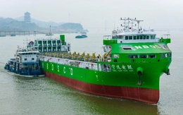 Tàu container chạy điện lớn nhất thế giới chính thức được khai thác thương mại