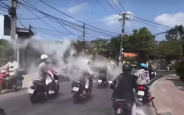 Công an làm việc với nhóm thanh niên chạy xe máy đùa giỡn, ném bột vào người đi đường