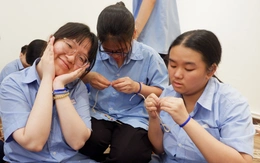 Bạn trẻ khuyết tật thích thú cùng trải nghiệm làm nghề thủ công