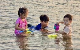 'Bãi biển trên núi' hấp dẫn người dân và du khách