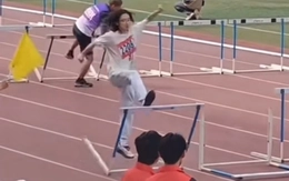 Nữ sinh liên tục đạp đổ rào khi thi chạy vượt chướng ngại vật