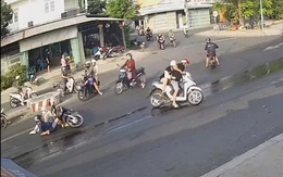 Xe tải làm đổ mỡ kéo dài trên đường khiến nhiều người đi xe máy bị trượt ngã