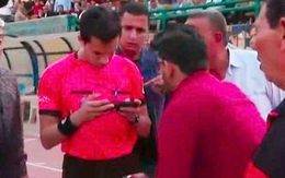 Trọng tài Ai Cập bị treo còi vì dùng điện thoại làm… VAR
