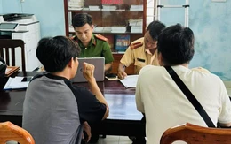 Chở nhiều người trên thùng xe bán tải đi chơi, 2 tài xế bị lập biên bản