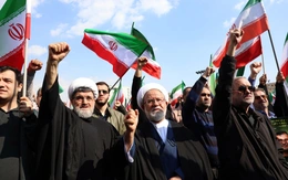 Hàng nghìn người Iran dự lễ tang chỉ huy IRGC, tuyên bố 'chiến đấu đến cùng'