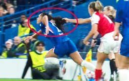 Kỳ lạ: Cầu thủ nữ Arsenal kéo tóc đối thủ, HLV Chelsea bị thẻ đỏ