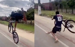 Chàng trai làm xiếc với xe đạp bị gà quật ngã
