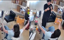 Cô gái lấy điện thoại ra chụp khi thấy bạn thân bị ngã ghế