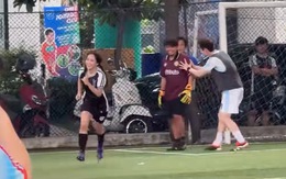 Thủ môn bị cả đội trách mắng vì không cho cô gái ghi bàn