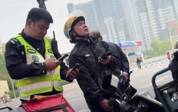 CSGT bỏ tiền túi trả thay shipper bị đòi bồi thường, dân mạng ca ngợi