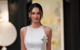 Xuân Lê dùng hoa huệ tây kể tiếp hành trình đưa lụa Việt ra thế giới