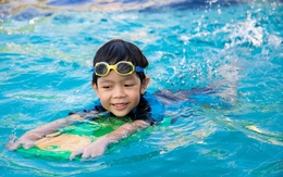 Tại sao nên học bơi ngay từ khi còn bé?
