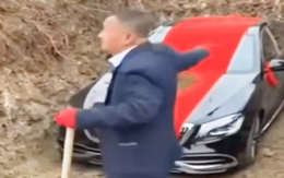 Một gia đình chôn xe Mercedes làm đồ tùy táng gây tranh cãi dữ dội
