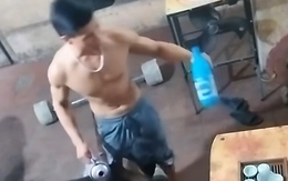 Ông chủ cạn lời khi nhờ chó cưng đi lấy nước giùm