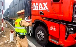 Tài xế và chủ xe tải chở hàng quá khổ, không có giấy phép lái xe trên cao tốc bị phạt 126 triệu đồng