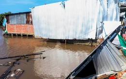 4 căn nhà ở Cà Mau bị sạt lở, trôi xuống sông