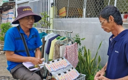 Đừng dồn rủi ro cho người bán vé số dạo