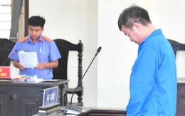 Ghen tuông nên vợ đòi ly hôn, chồng đâm vợ đến gãy cán dao, lãnh 8 năm tù