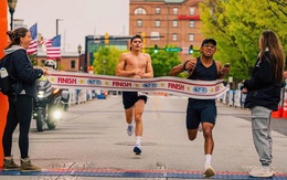 VĐV marathon vuột mất HCV vì... ăn mừng sớm